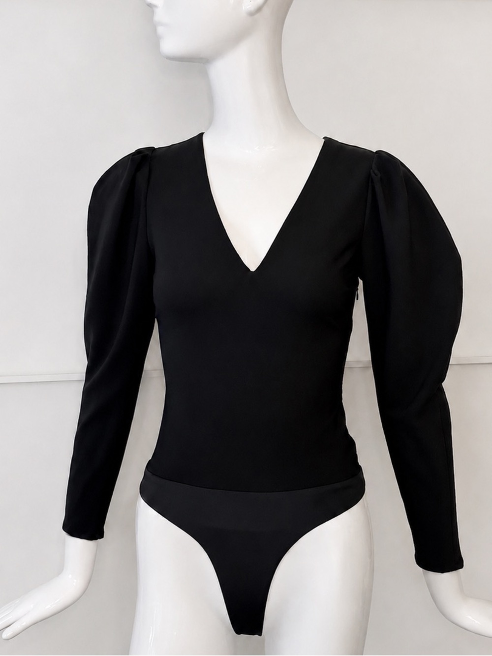 π ASTR THE LABEL NWT Black Puff Sleeve Bodysuit V Neck Quiet Luxury Sz Medium
